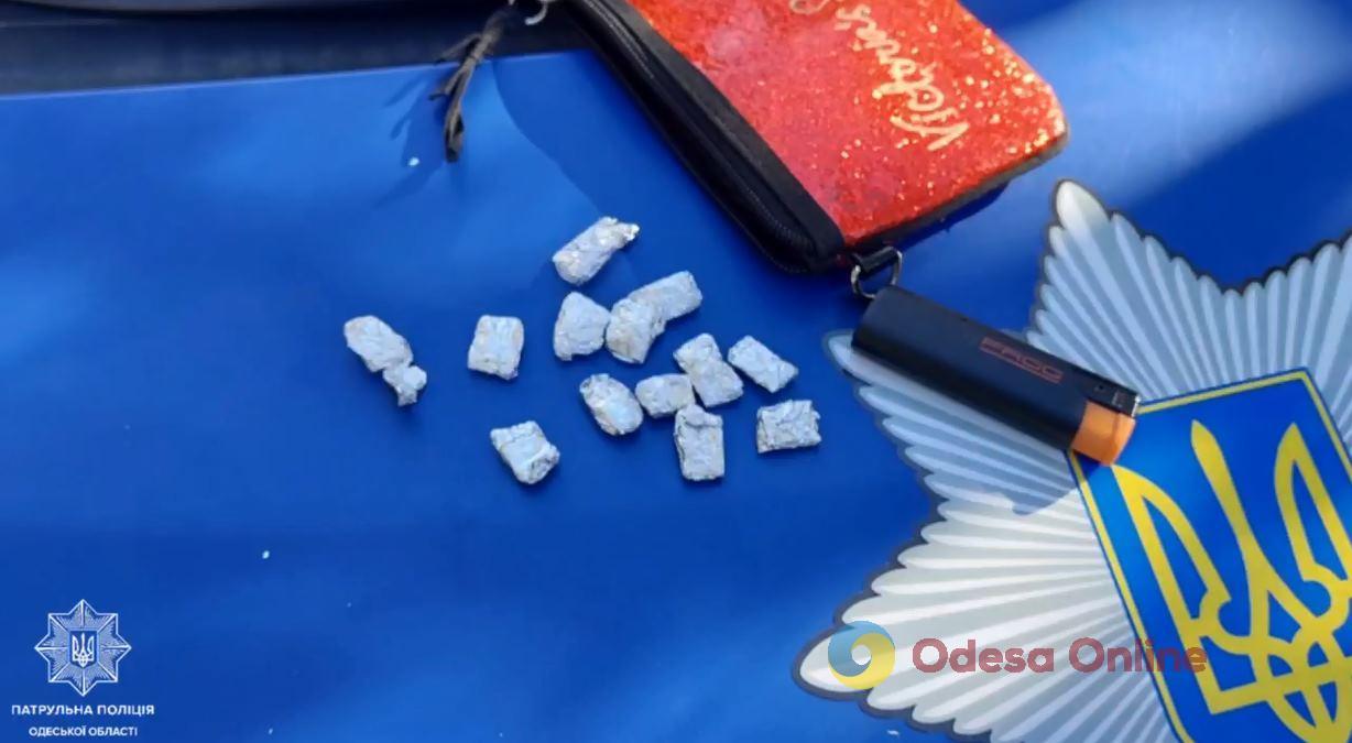 Робили «закладки»: в Одесі патрульні затримали пару, яка торгувала наркотиками (відео)