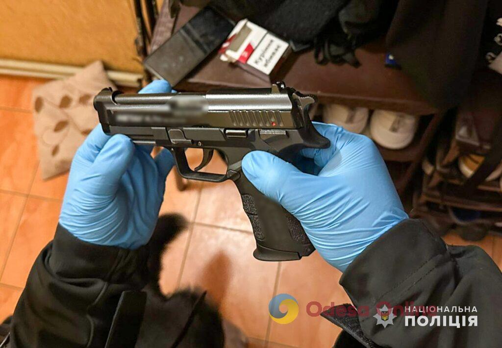 Автомати, пістолети та набої: одеські поліцейські затримали підпільних «збройних бізнесменів»