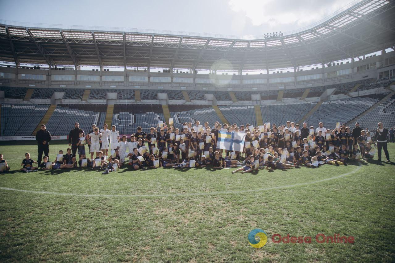 Матч Победы: в Одессе юные футболисты провели дружескую встречу с игроками «Черноморца» (фото)