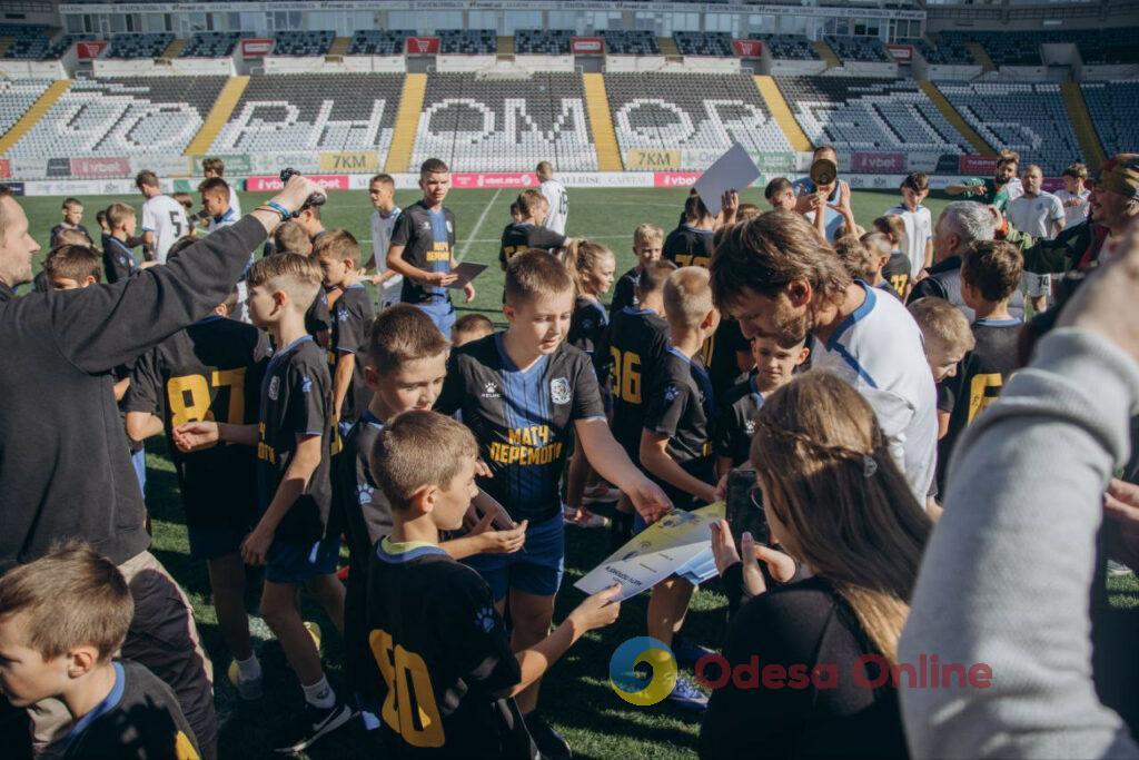 Матч Победы: в Одессе юные футболисты провели дружескую встречу с игроками «Черноморца» (фото)