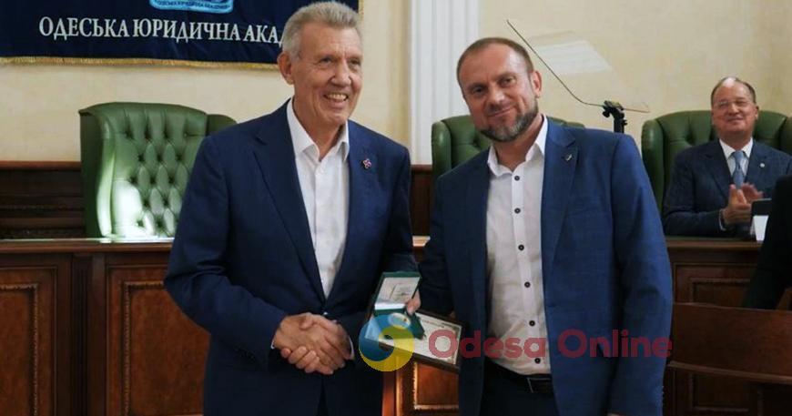 Жал руку и принял награду от Кивалова: директора Одесского теруправления НАБУ отстранили от работы