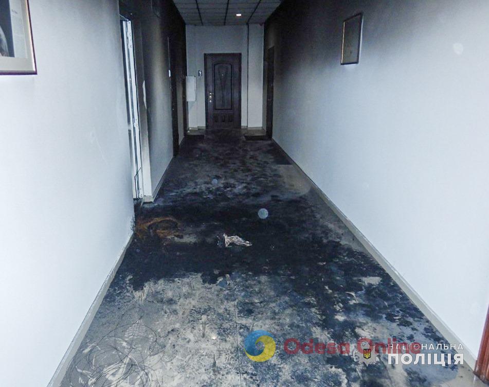 Полицейские задержали одессита, поджегшего шину в коридоре многоэтажки