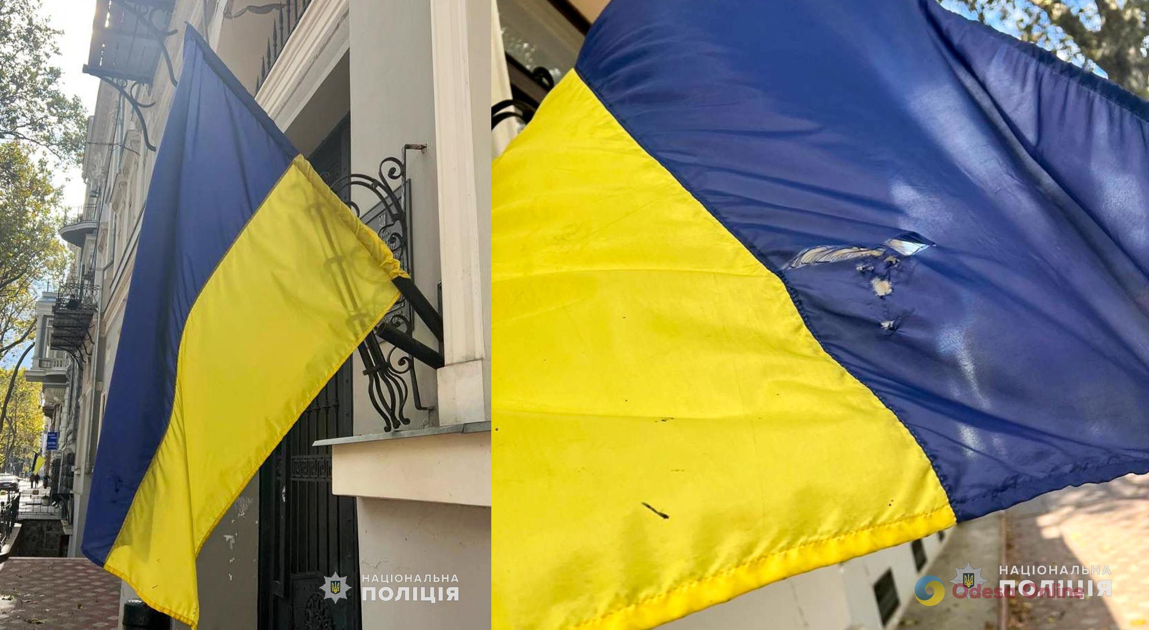 В Одессе пьяный 18-летний парень порвал государственный флаг