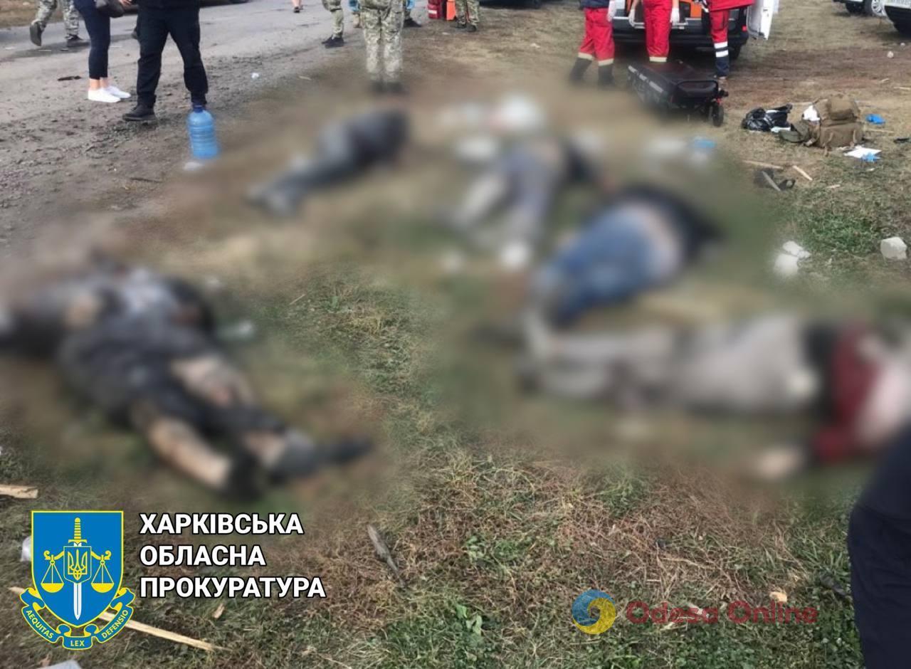 Десятки загиблих: рашисти нанесли ракетний удар по магазину на Харківщині (фото, відео)