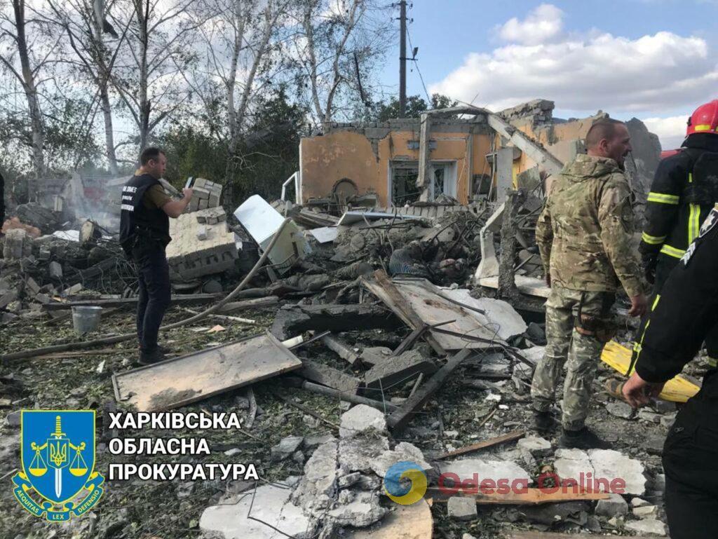 Десятки загиблих: рашисти нанесли ракетний удар по магазину на Харківщині (фото, відео)