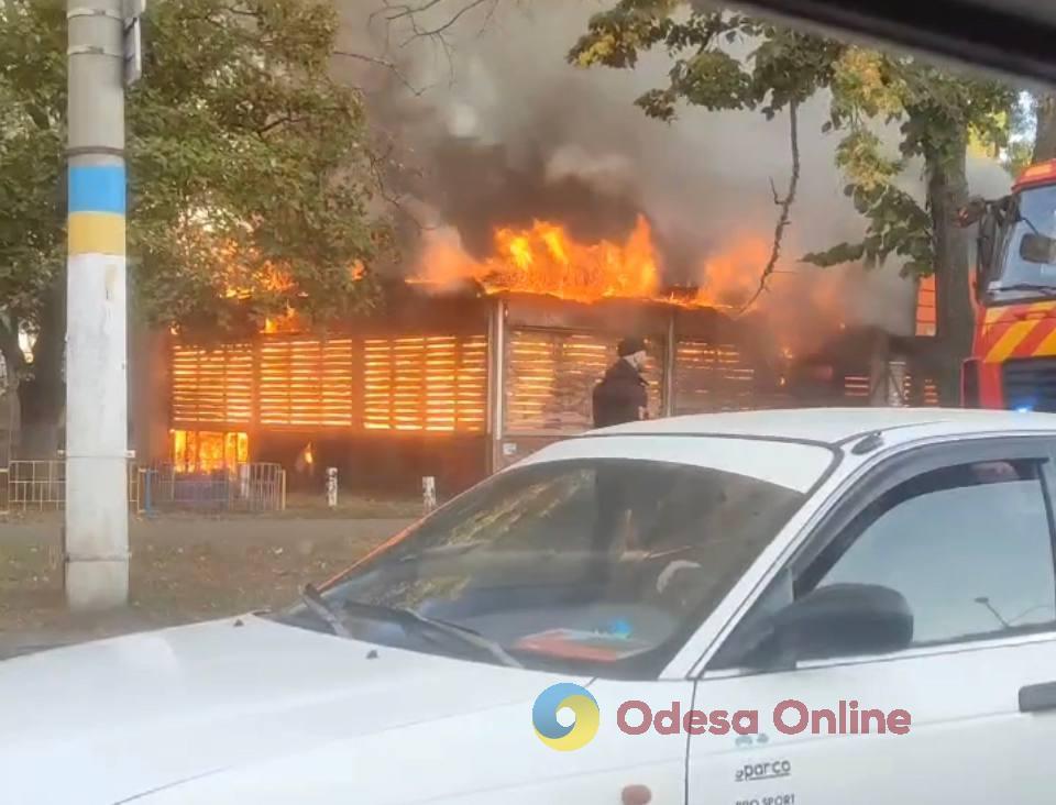 В Київському районі Одеси горіла будівля колишнього кафе (відео)