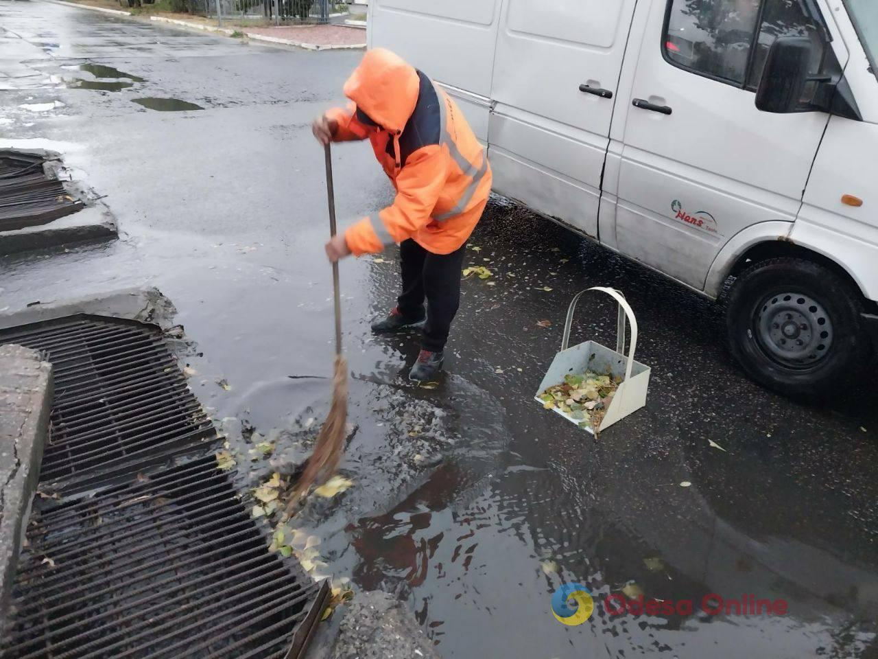 Одесские коммунальщики ликвидируют последствия непогоды (фото)