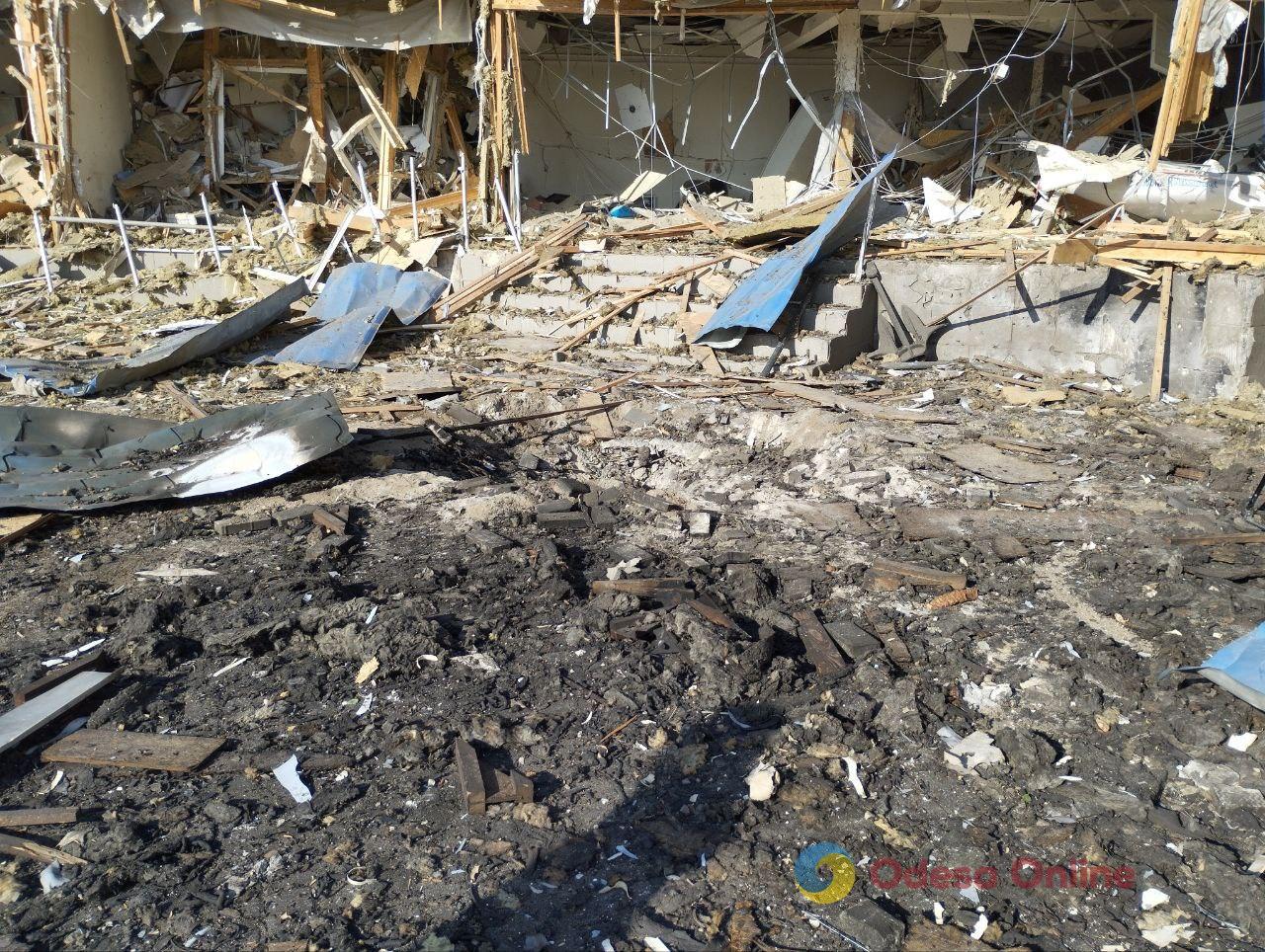 Как выглядит разрушенная обломками «шахеда» одесская школа парусного спорта (фото, видео)