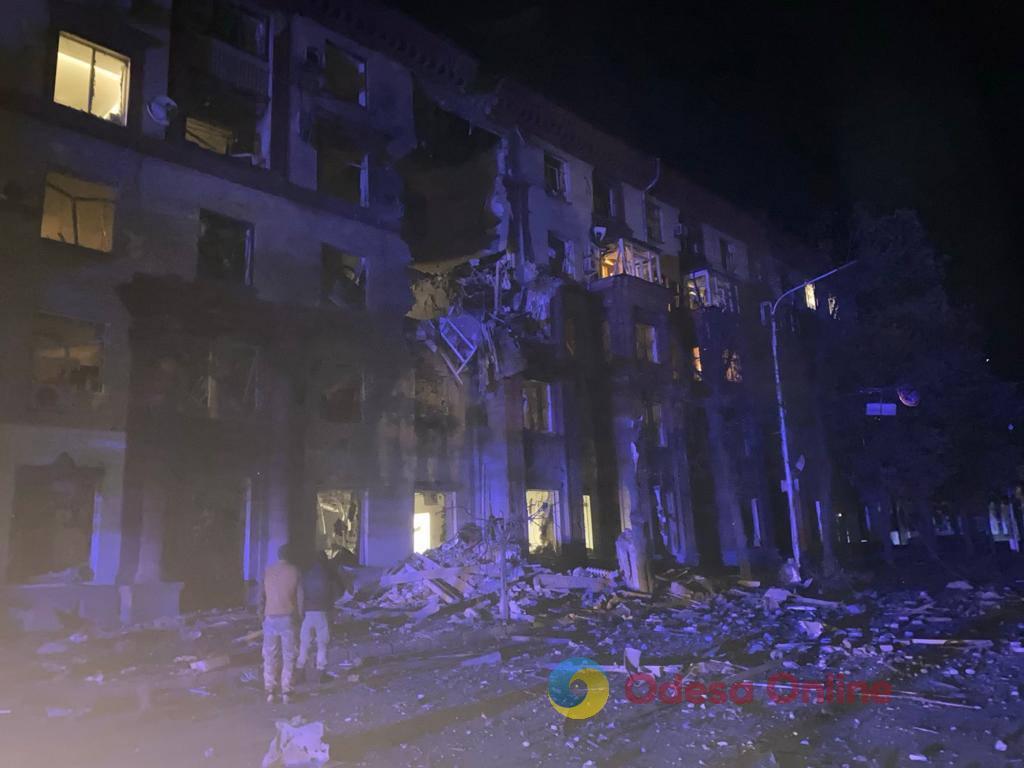 Внаслідок ракетної атаки у Запоріжжі загинули дві людини, ще троє травмовані (фото, відео)