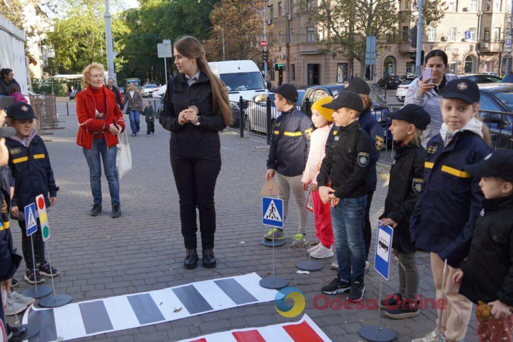 Одесские спасатели и полицейские провели первый урок для детей в мобильном классе безопасности