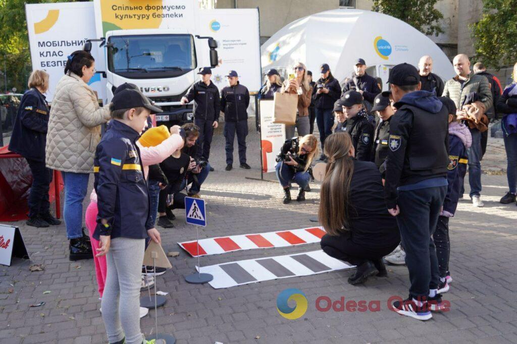 Одесские спасатели и полицейские провели первый урок для детей в мобильном классе безопасности