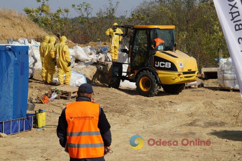 Отруйна спадщина СРСР: на Одещині розпочали ліквідацію сховищ небезпечних хімікатів (фоторепортаж)