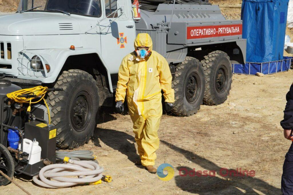 Отруйна спадщина СРСР: на Одещині розпочали ліквідацію сховищ небезпечних хімікатів (фоторепортаж)