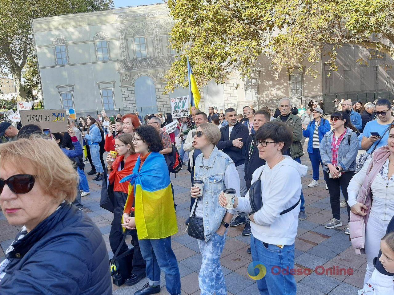 «Деньги на ВСУ»: сотни одесситов снова пикетировали горсовет (фото)