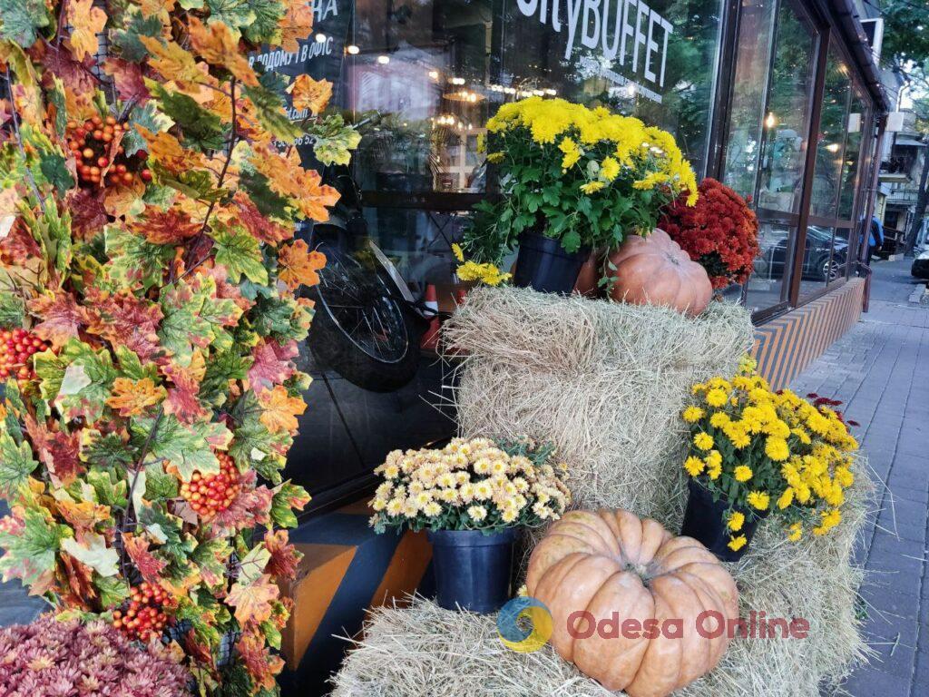 Улицы города заполонили тыквы: Одесса готовится к Хэллоуину (фоторепортаж)