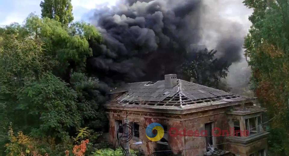 В Одессе на Сегедской произошел пожар в заброшенном здании (видео)