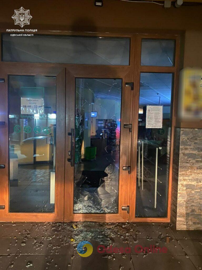 Вночі в Одесі чоловік розбив двері магазину та зайшов всередину, щоб випити та поїсти (фото)