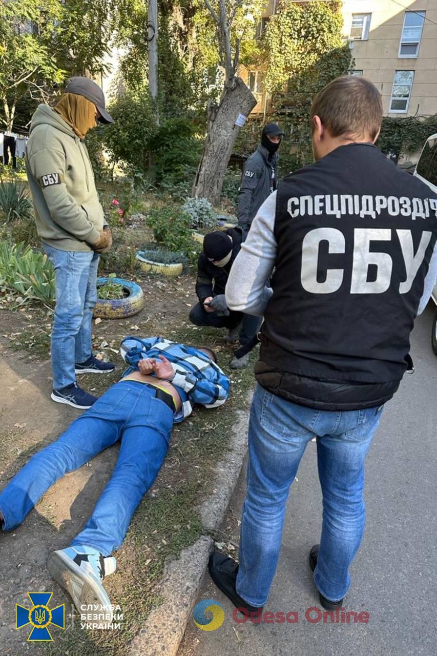 Облаштували офіс кліткою для залякування жертв: в Одесі затримали членів злочинного угруповання