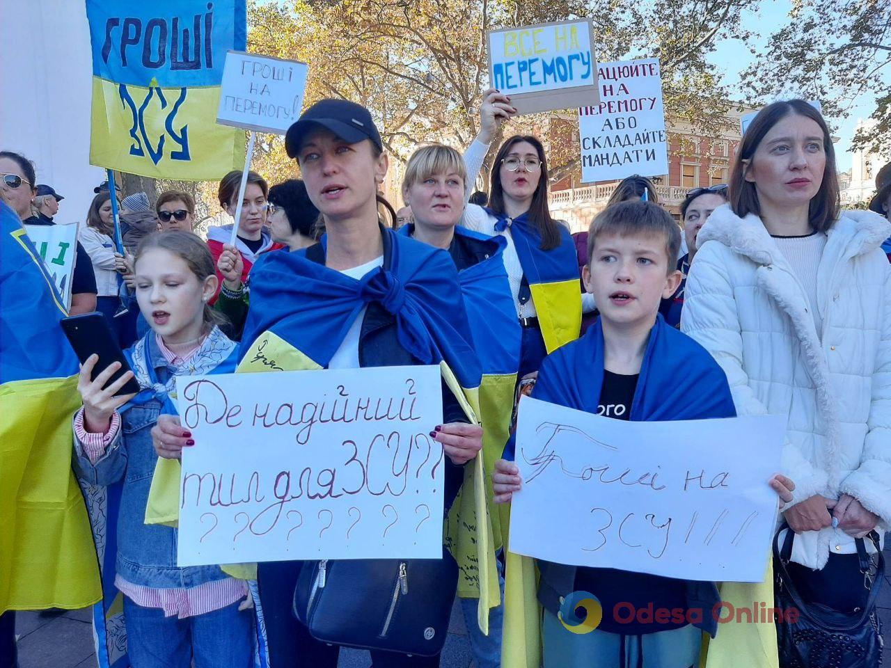 «Нам нужны живые мужчины, а не ремонты»: в Одессе снова пикетировали горсовет (фото)
