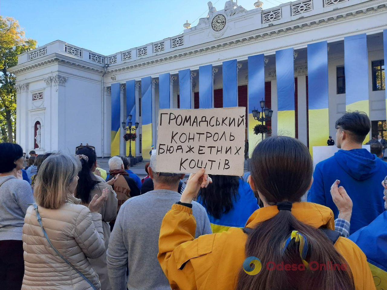 «Нам нужны живые мужчины, а не ремонты»: в Одессе снова пикетировали горсовет (фото)