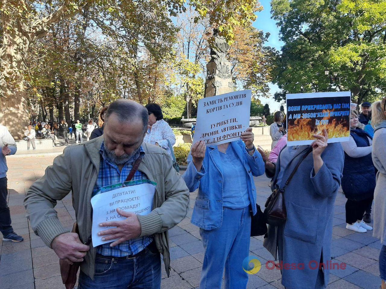 «Нам потрібні живі чоловіки, а не ремонти»: в Одесі знову пікетували міськраду (фото)