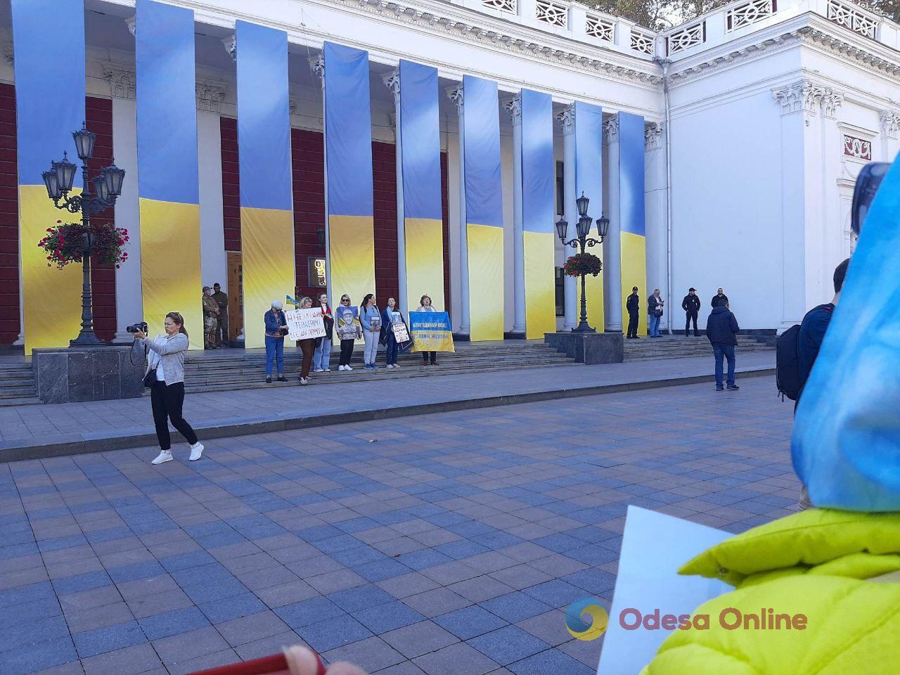 «Нам нужны живые мужчины, а не ремонты»: в Одессе снова пикетировали горсовет (фото)