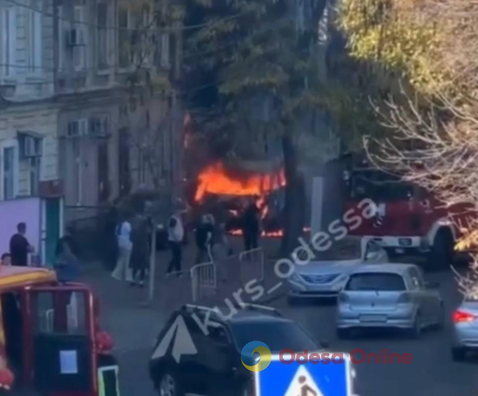 В Одесі загорівся автомобіль, полум’я перекинулося на будинок
