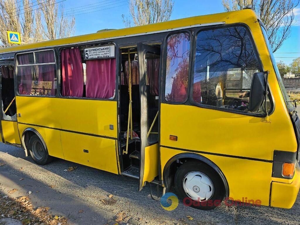 Росіяни обстріляли маршрутку з пасажирами в Херсоні (фото) Росіяни обстріляли маршрутку з пасажирами в Херсоні (фото)
