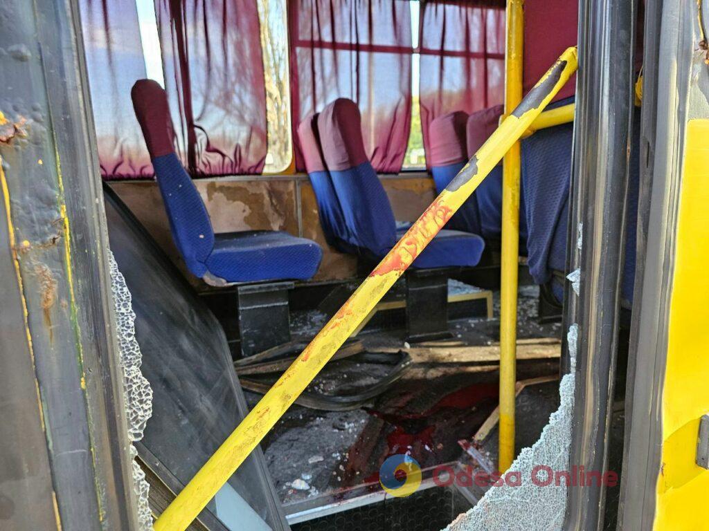 Росіяни обстріляли маршрутку з пасажирами в Херсоні (фото) Росіяни обстріляли маршрутку з пасажирами в Херсоні (фото)