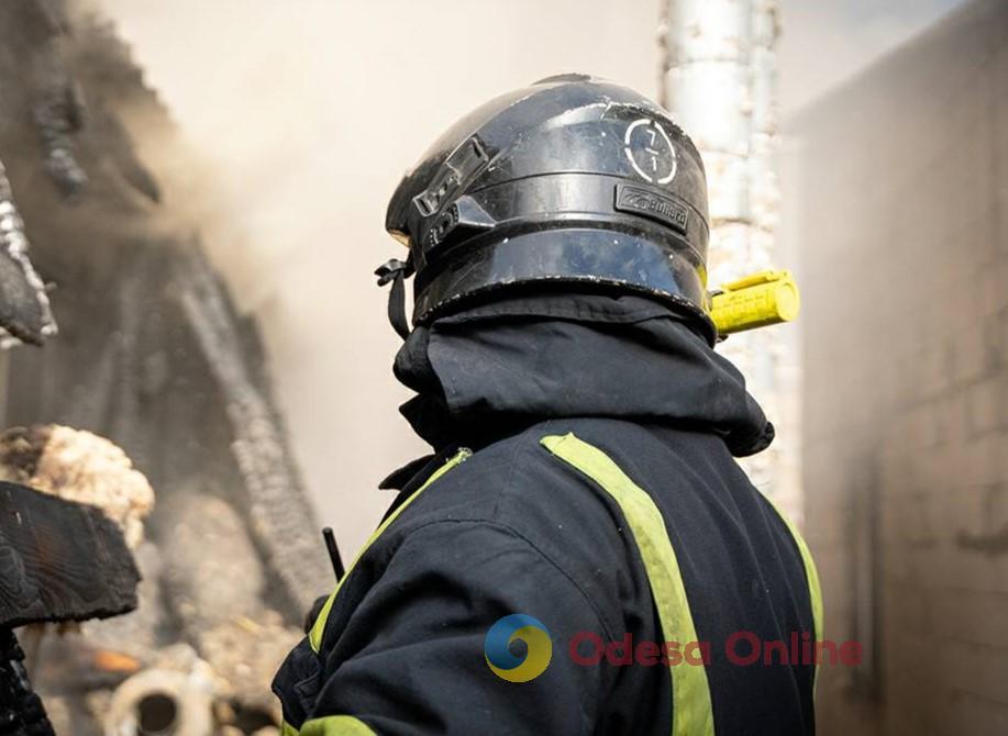 В Одесі під час пожежі у житловому будинку врятували чоловіка 