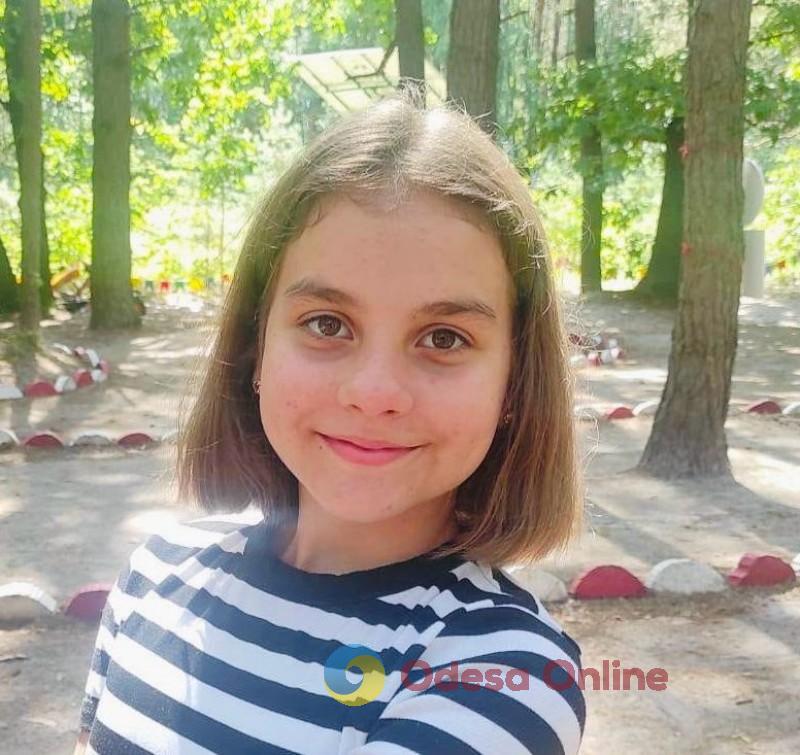 Вийшла зі школи і зникла: одеські правоохоронці розшукують 11-річну дівчинку (оновлено)