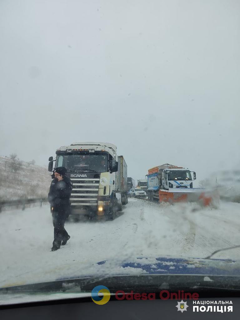 В Одесской области из-за непогоды произошло около полусотни ДТП — больше всего с грузовиками и рейсовыми автобусами (фото, видео)