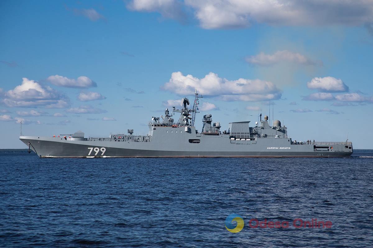 Несмотря на шторм, россияне вывели в Черное море ракетоноситель