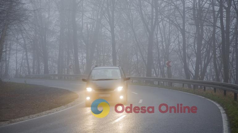 На дорогах Одесской области туман и дождь — патрульные призывают водителей быть очень осторожными