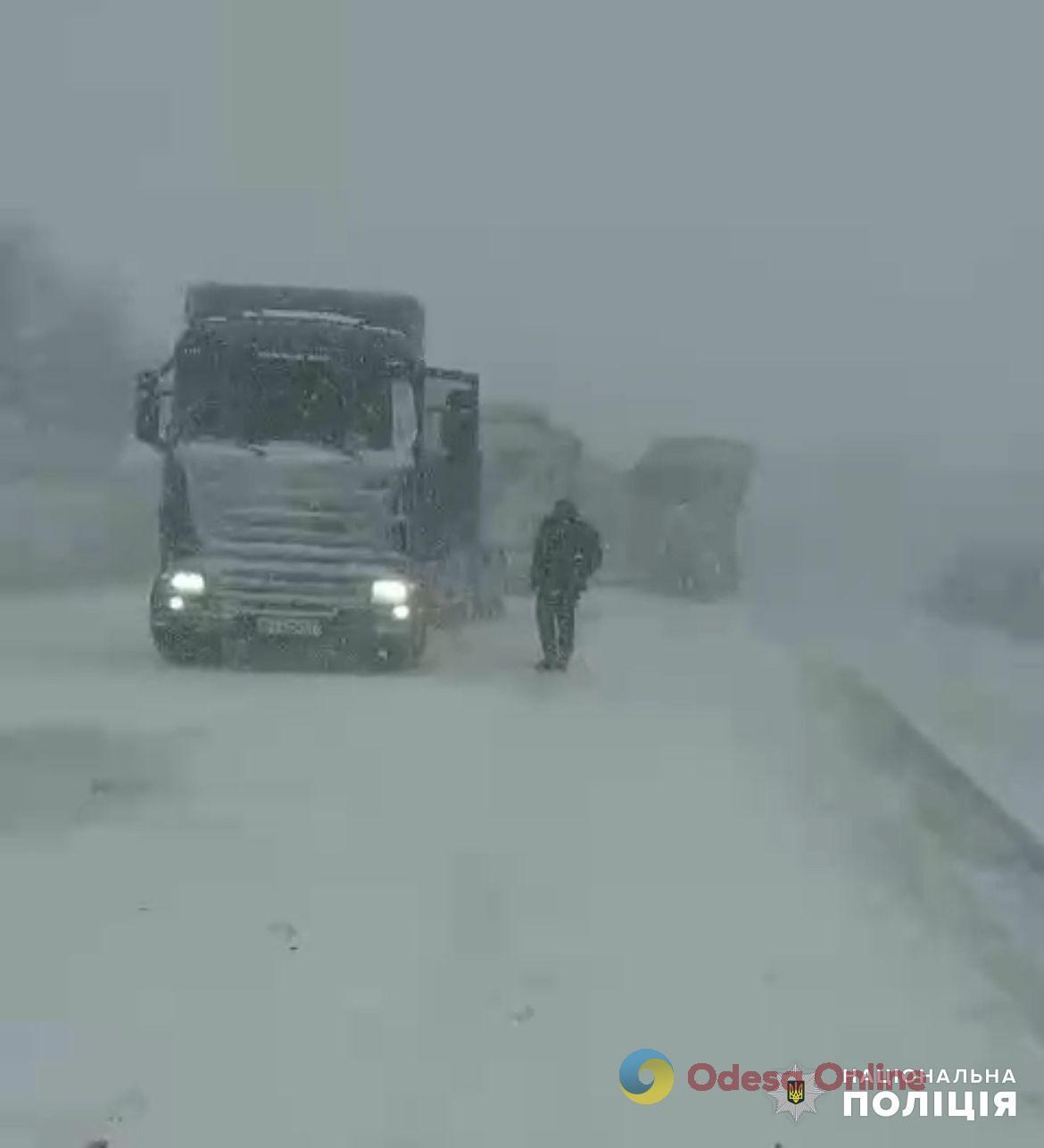 В Одесской области из-за непогоды произошло около полусотни ДТП — больше всего с грузовиками и рейсовыми автобусами (фото, видео)