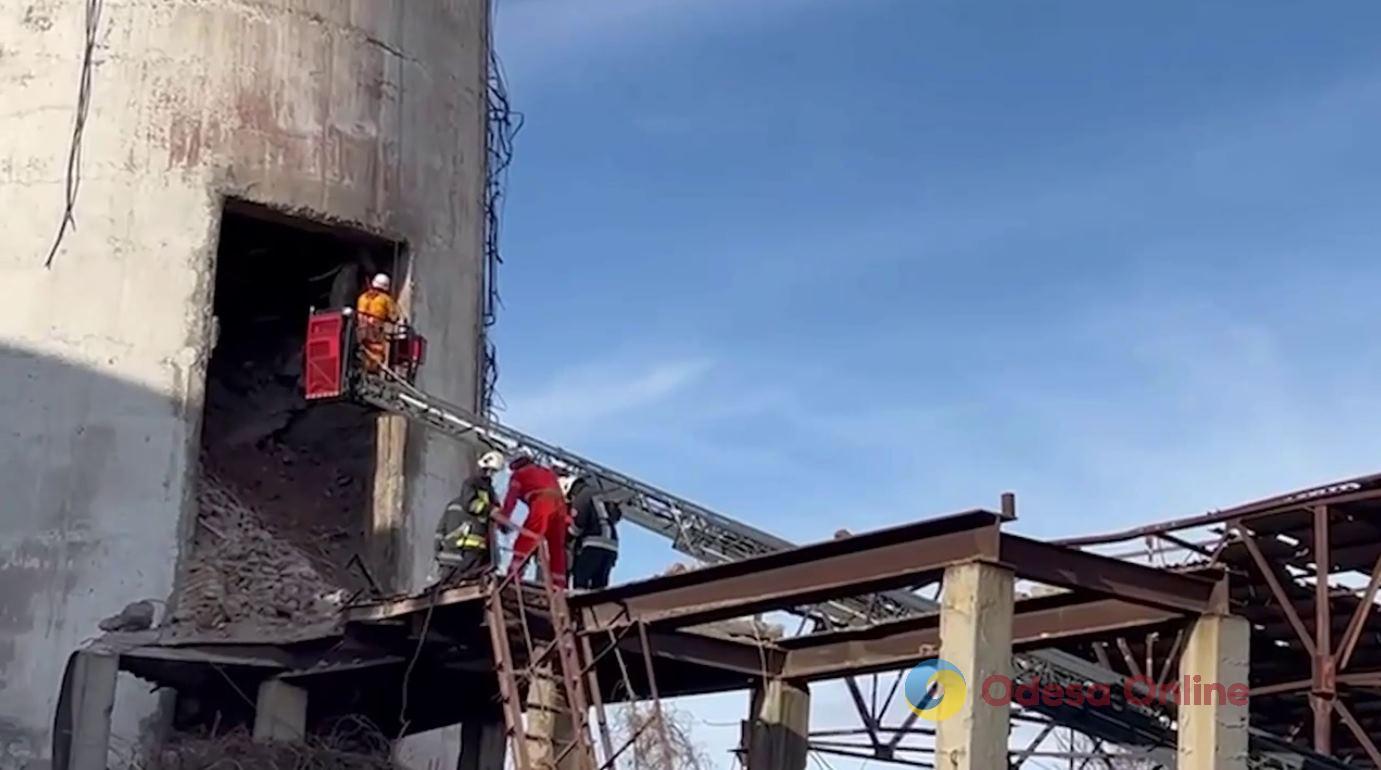 Разрушение котельной на Паустовского: коммунальщики разбирают завалы второй день подряд (видео)