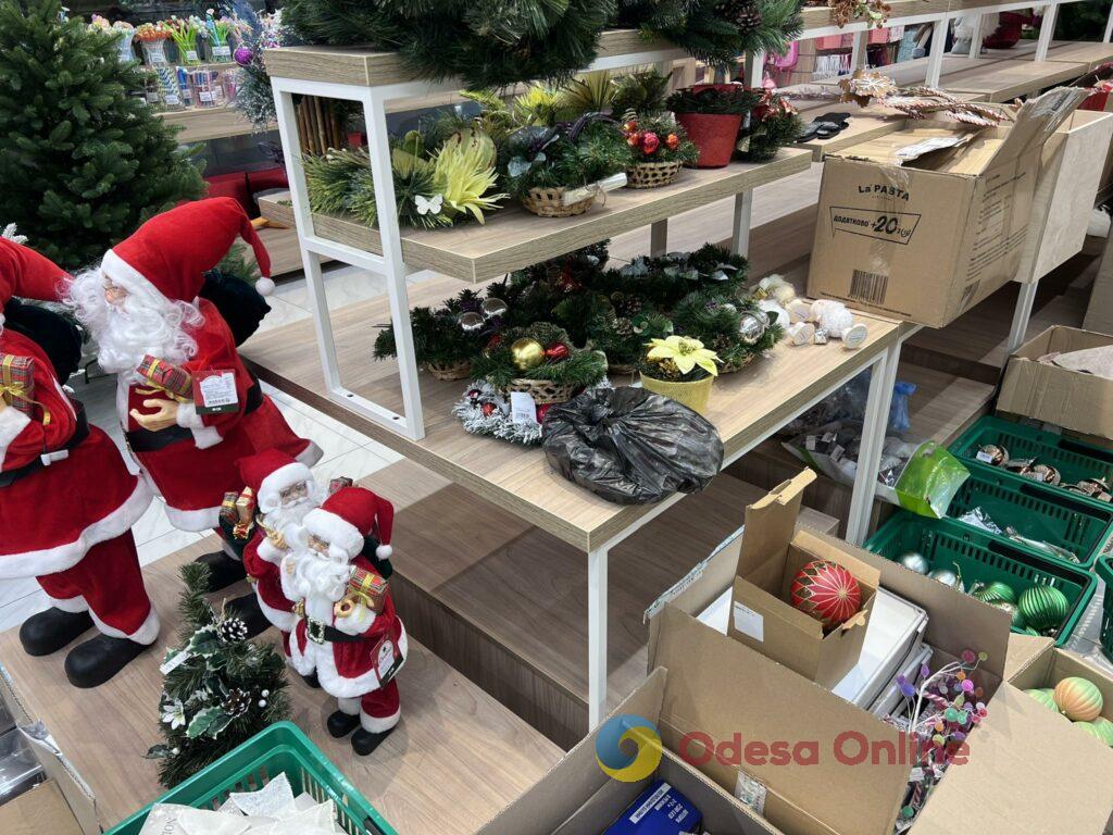 На улице +18 и цветут розы, а в одесских магазинах уже рождественское настроение (фотофакт)