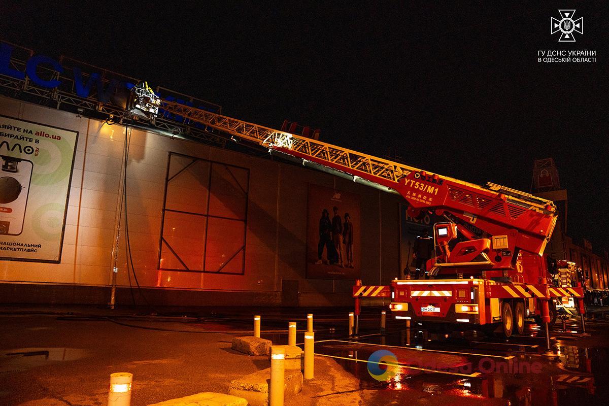 В ТРЦ «Ривьера» произошел пожар – загорелась рекламная вывеска (фото, видео)