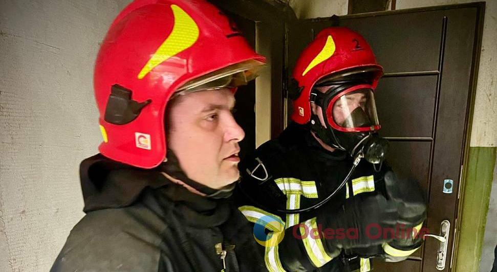 Пожежа на Старопортофранківській: рятувальники вивели з задимленої квартири двох людей похилого віку