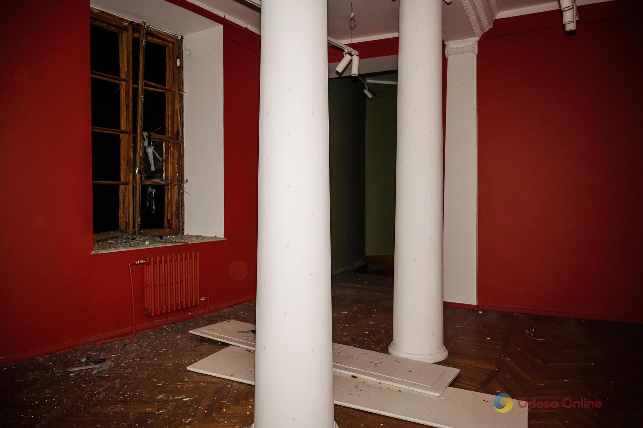 В одеському Худмузеї розповіли, які виставки постраждали внаслідок атаки, а також показали фото зсередини