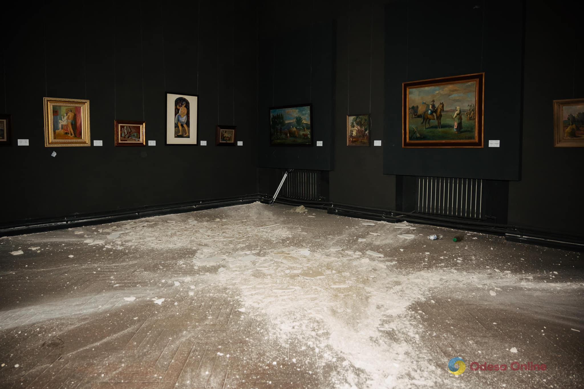 В одесском Худмузее рассказали, какие выставки пострадали в результате атаки, а также показали фото изнутри