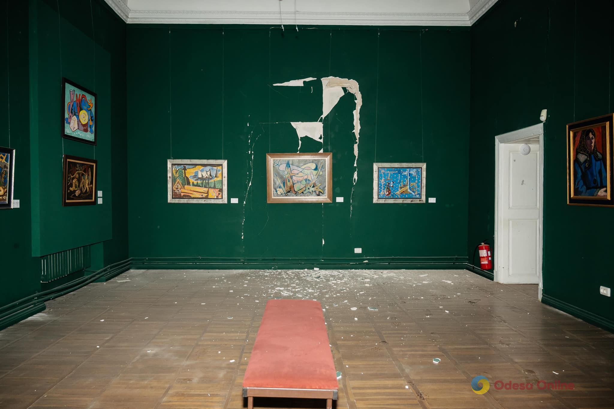 В одесском Худмузее рассказали, какие выставки пострадали в результате атаки, а также показали фото изнутри