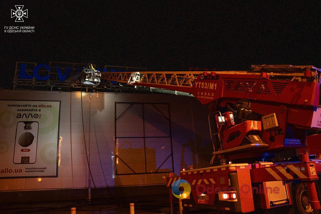 У ТРЦ «Рів`єра» сталася пожежа – загорілася рекламна вивіска (фото, відео)