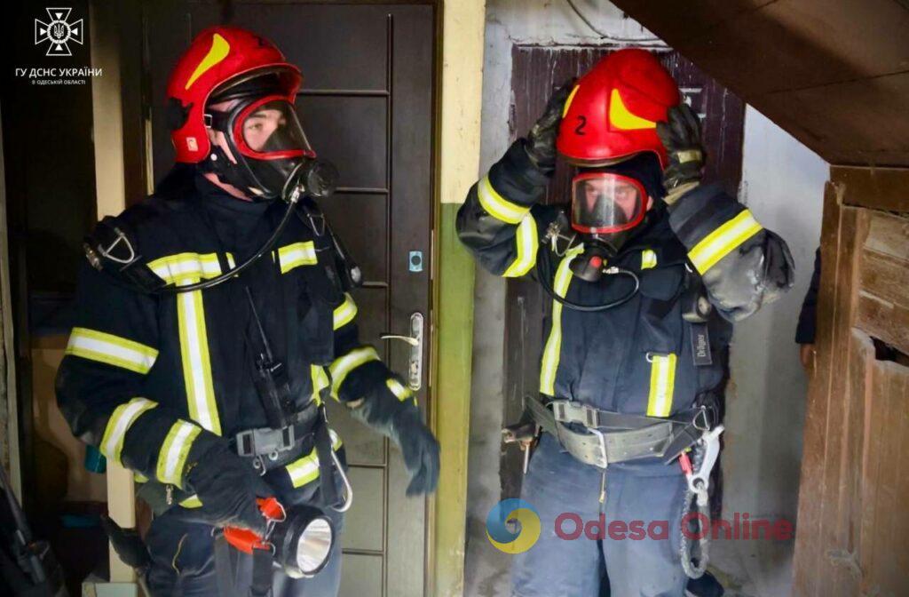 Пожар на Старопортофранковской: спасатели вывели из задымленной квартиры двух пожилых людей