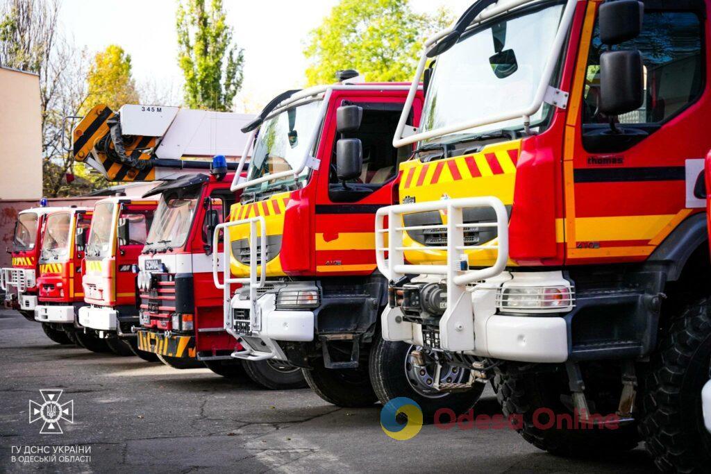 Автопарк Одеського гарнізону ДСНС поповнився одразу 8 пожежними автомобілями (фото, відео)