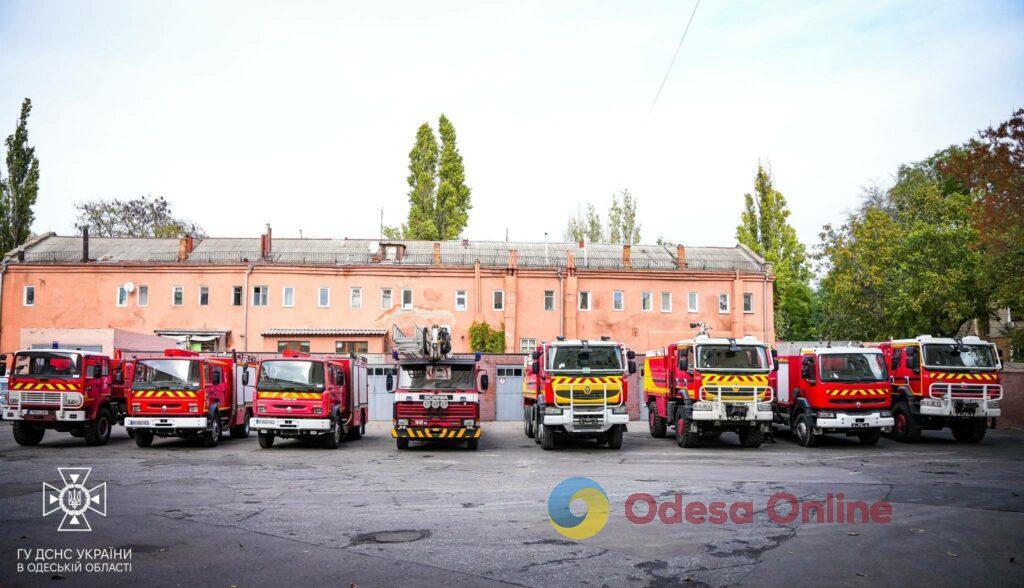 Автопарк Одесского гарнизона ГСЧС пополнился 8 пожарными автомобилями (фото, видео)