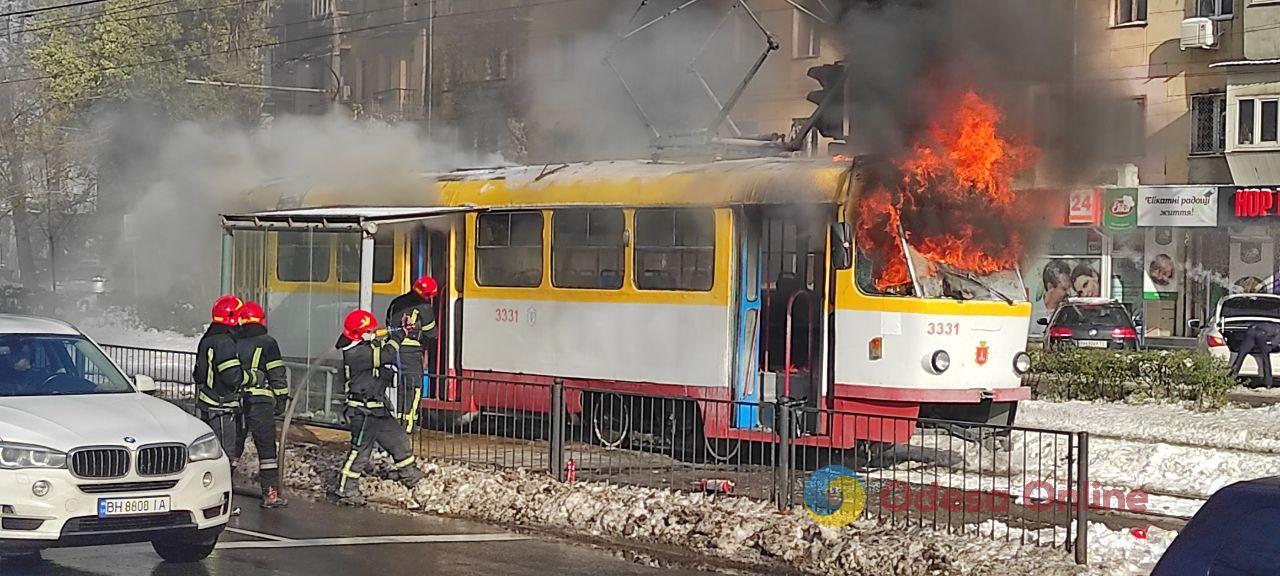 На 4 станції Великого Фонтану спалахнув трамвай (фотофакт)