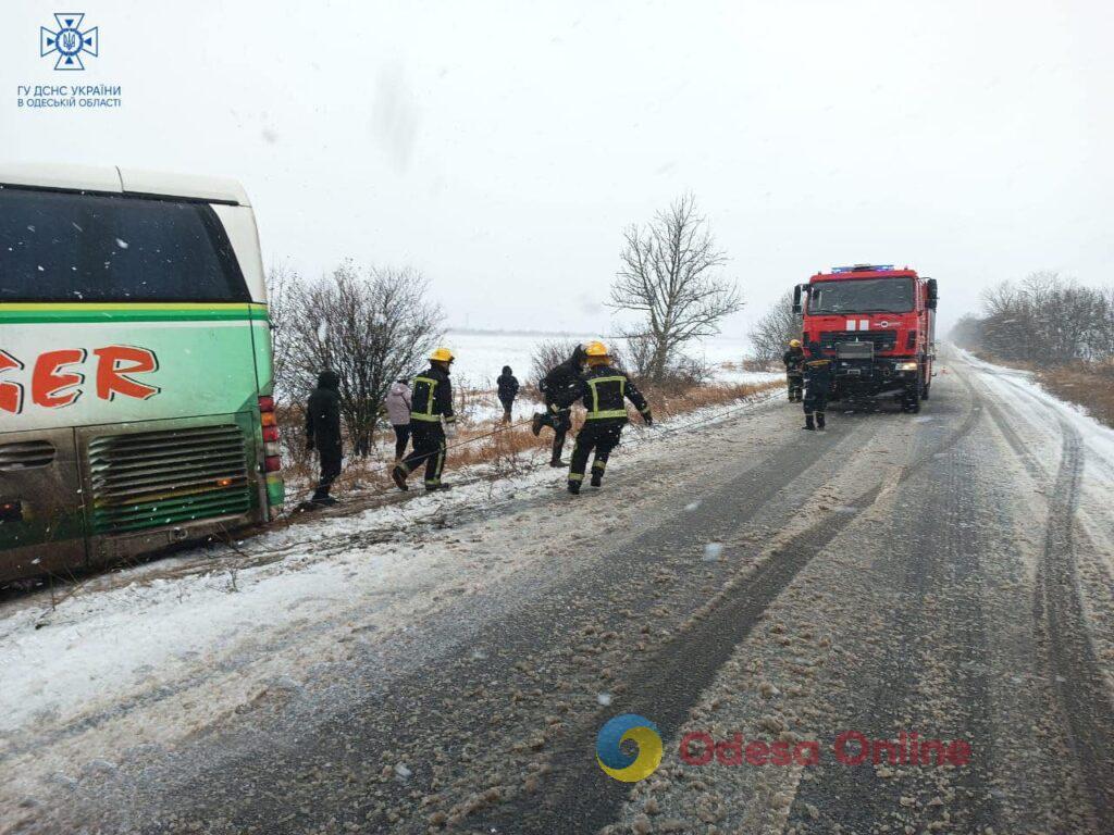 Рятувальники Одещини звільняють автомобілі з заметів (фото)