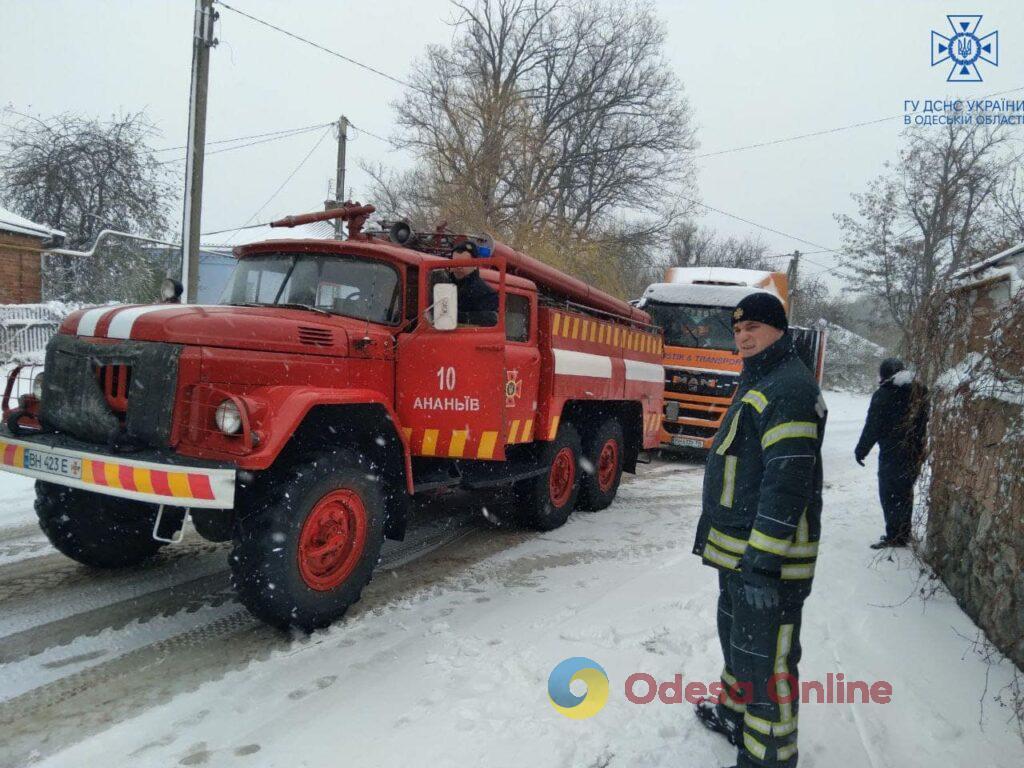 Рятувальники Одещини звільняють автомобілі з заметів (фото)