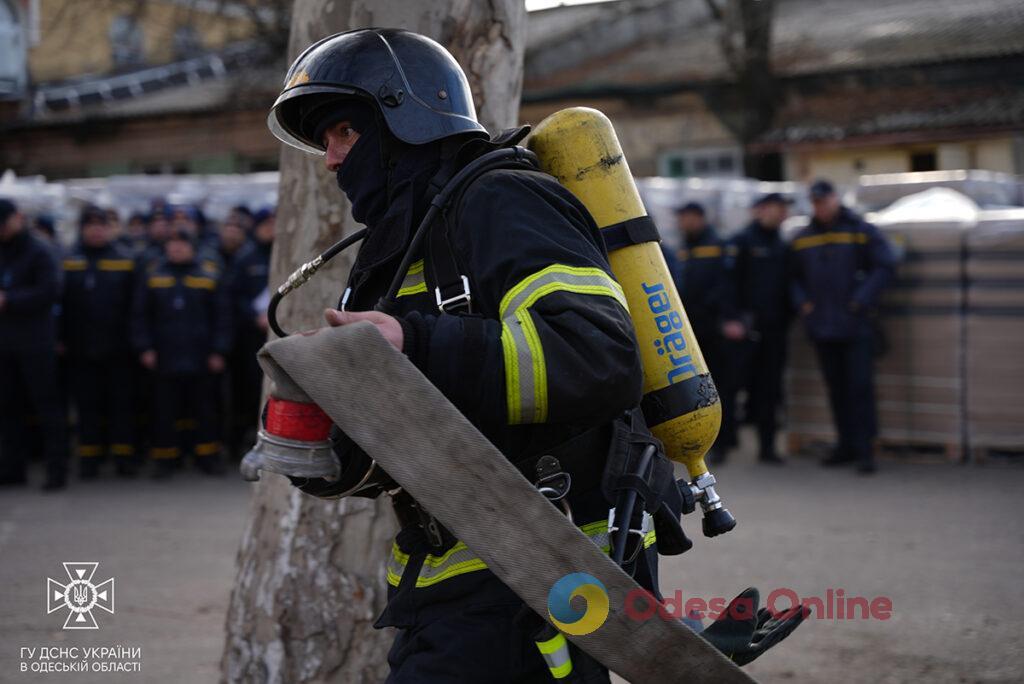 Одесские спасатели устроили учения на коньячном заводе